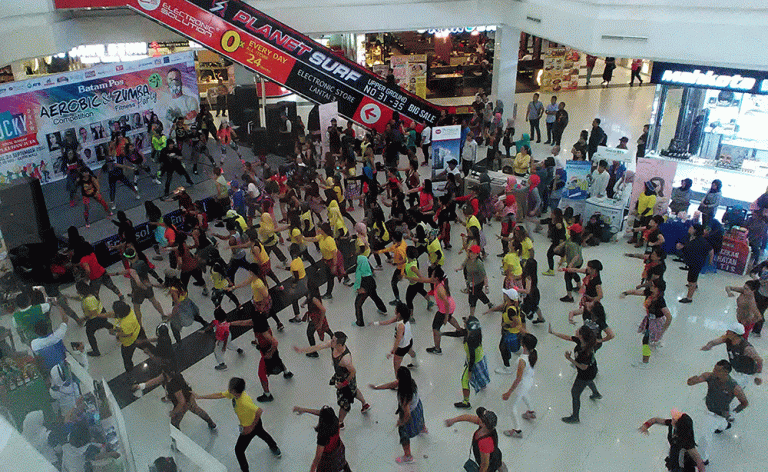 Junko Agus Sapa Zumba Lovers Batam, Kepri Mall pun Riuh