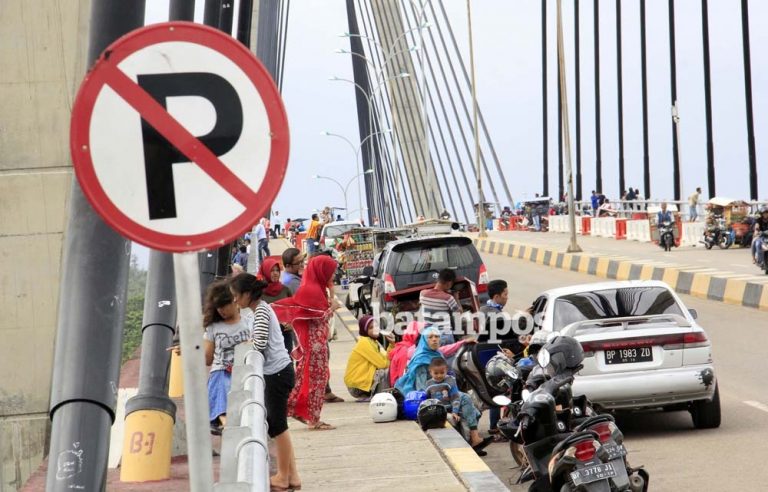 Duduk di Jembatan Barelang Itu Wisata