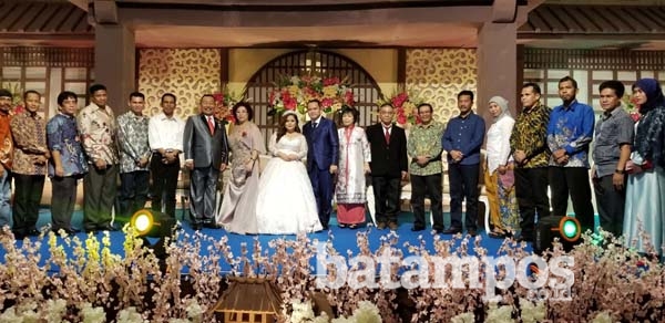 Pernikahan Putri Bobby Jayanto Dipenuhi Ratusan Sakura