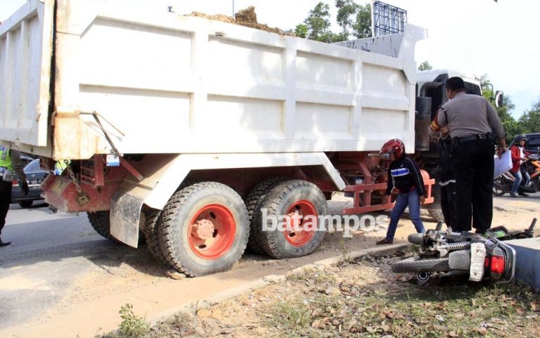 Elsa Masuk Kolong Dumptruck