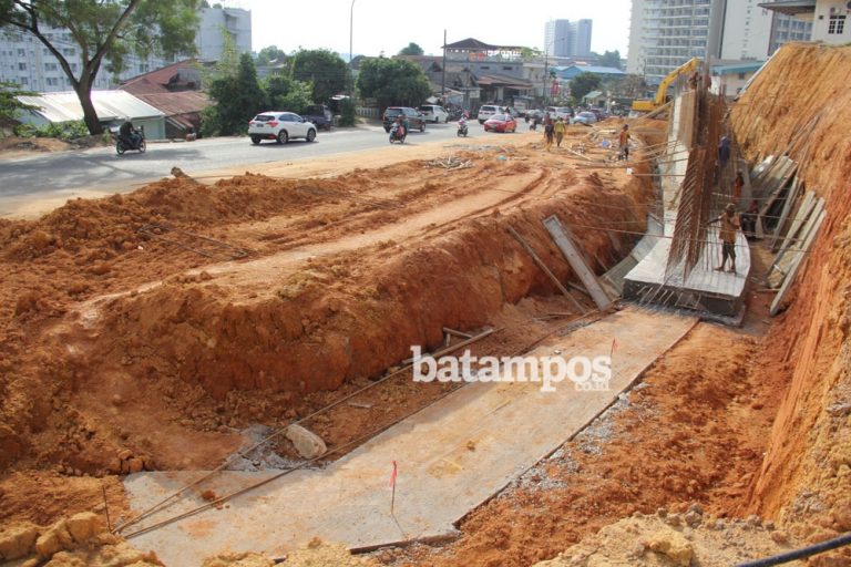 Pembayaran Proyek Tertunda, Defisit