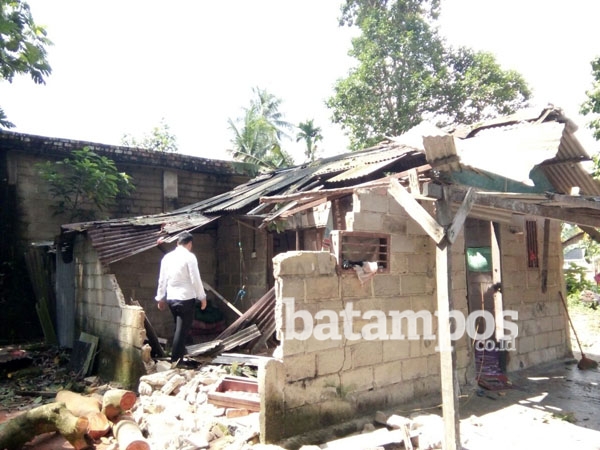 Tiga Rumah Warga Tertimpa Pohon