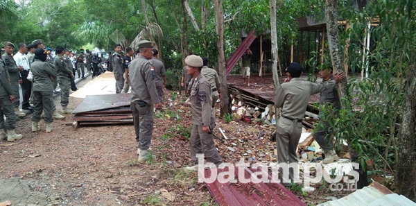 Satpol Bongkar Bangunan Liar