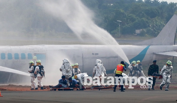 Pesawat Bangau Air Mendarat Darurat