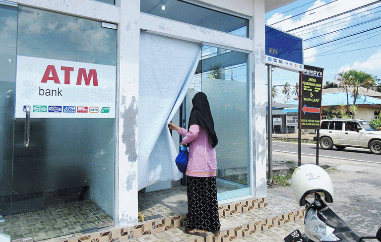 Bilik ATM Berpintu Kelambu