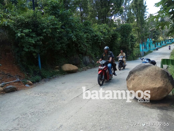Batu Besar Bahayakan Pengendara