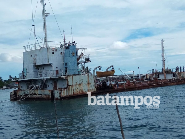 Warga Demo di Atas Kapal Pagai