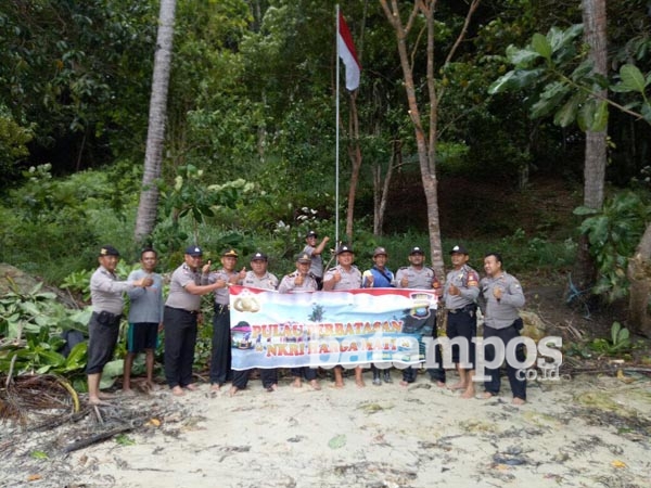 Anggota Polsek Patroli di Pulau Terdepan
