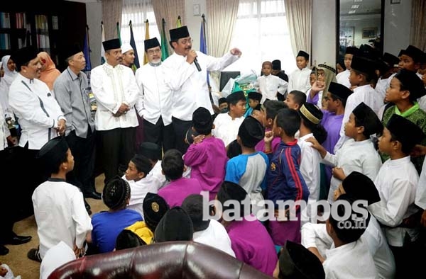 Ruang Kerja Gubernur Diserbu Santri