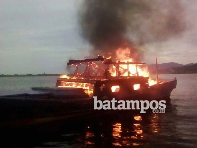 Pompong Nelayan Dibakar Massa