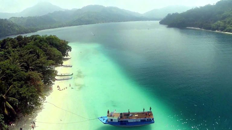 Asyiknya Bercengkrama dengan Lumba-Lumba di Teluk Kiluan Lampung