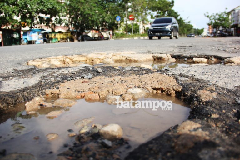 Jalan Berlubang Bikin Pengendara Celaka