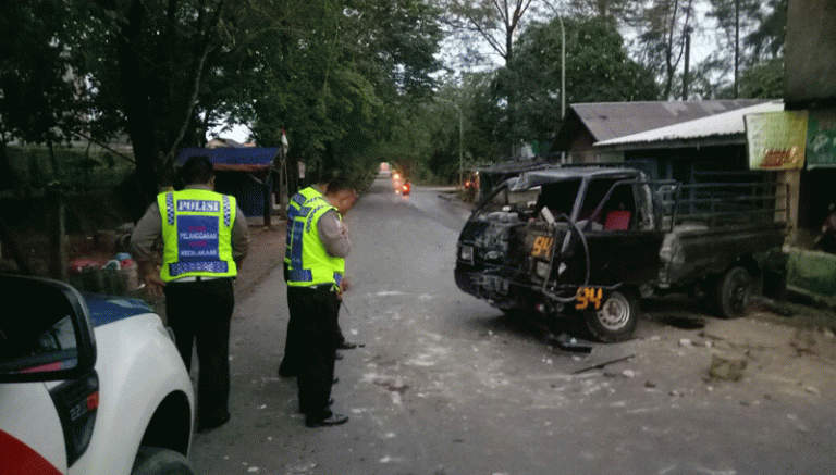 Pickup Tabrak Satu Rumah dan Empat Motor