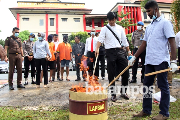 Polisi Bakar 1,3 Kg Ganja