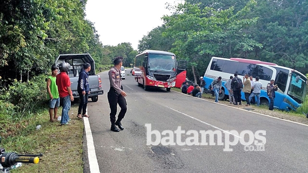 Awalnya Mobil Ignis, Kemudian Bus Wisata Tabrak Bus Karyawan