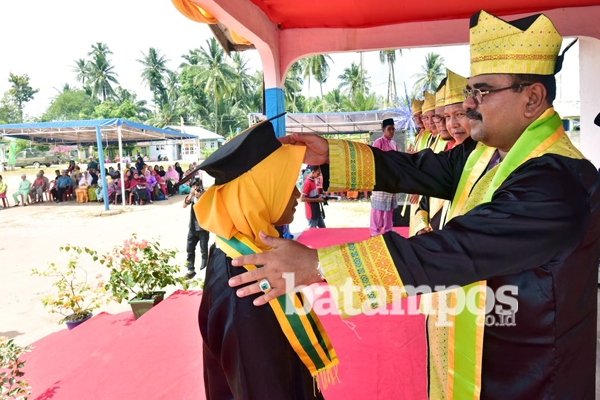 144 Santri Kundur Barat Wisuda