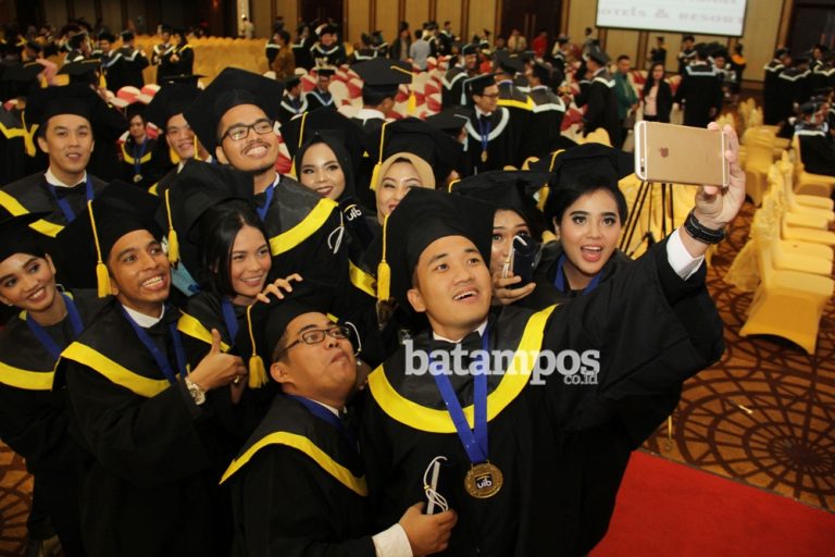 Emaaak…. Aku Lulus….. !!!