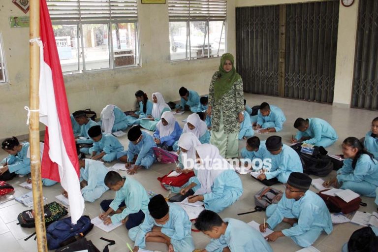 Di Batam Ada Pelajar Belajar di Lantai