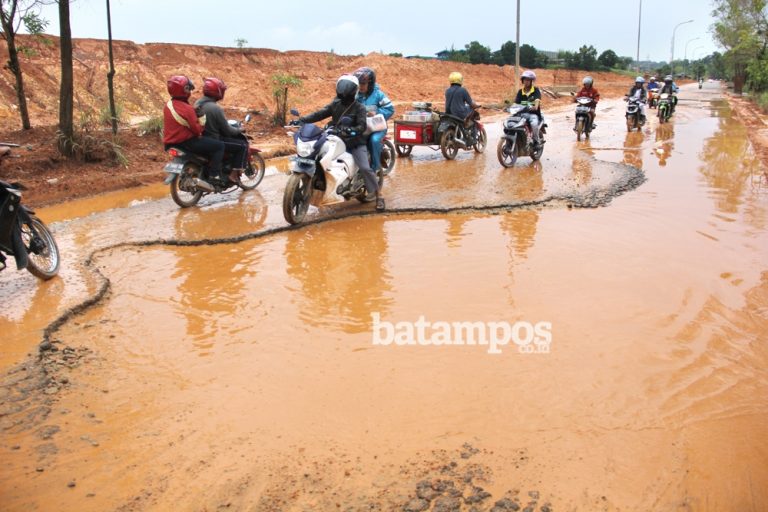 Pak Walikota, Sepanjang 100 Meter Jalan Hang Kesturi Rusak Parah