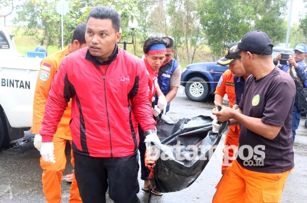 Daniel Ditemukan Tersangkut di Karang