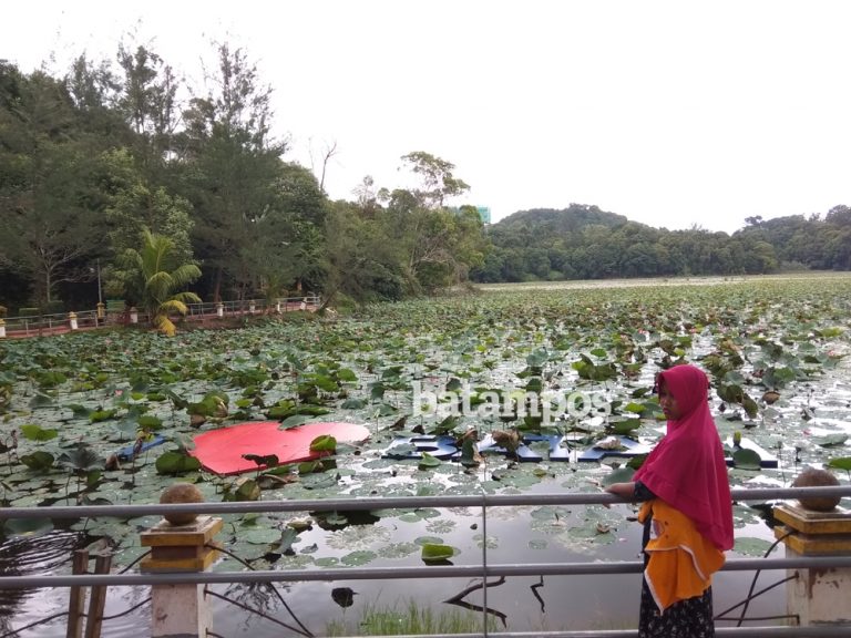 Ornamen I Love Batam di Taman Kolam