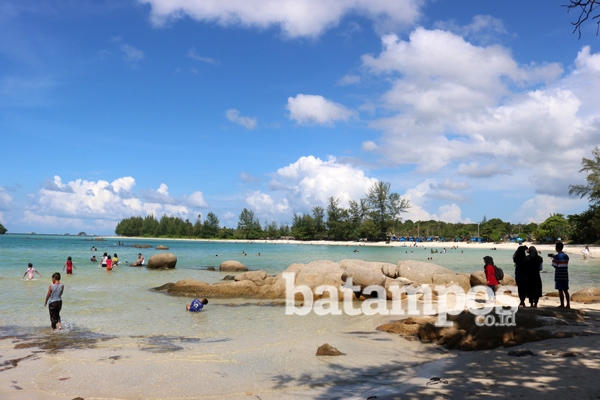 Pengunjung Dilarang Berenang ke Tengah Laut