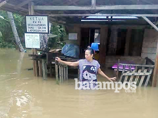 Anggota Pramuka Bersihkan Sungai Sugi 
