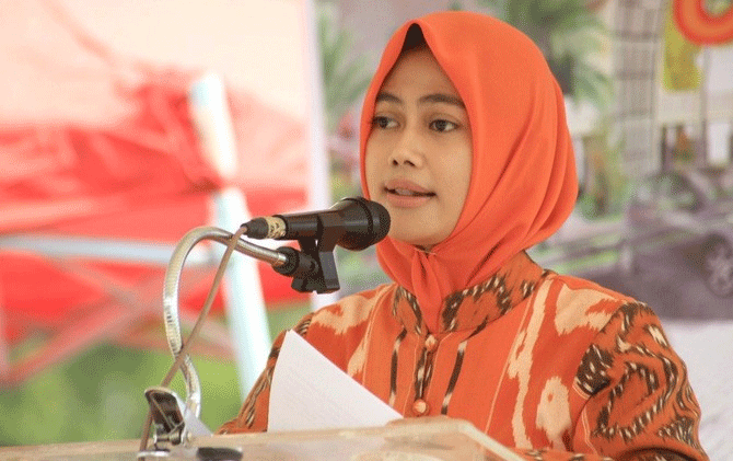 Bupati Cantik Rela Tak Bergaji