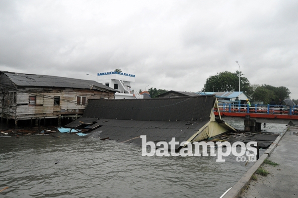 Dihantam Ombak, Rumah Pelantar Ambruk
