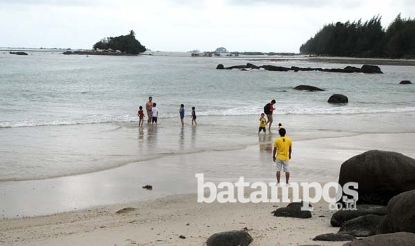 Wisatawan Tetap Berduyun dan Berenang di Pantai Trikora