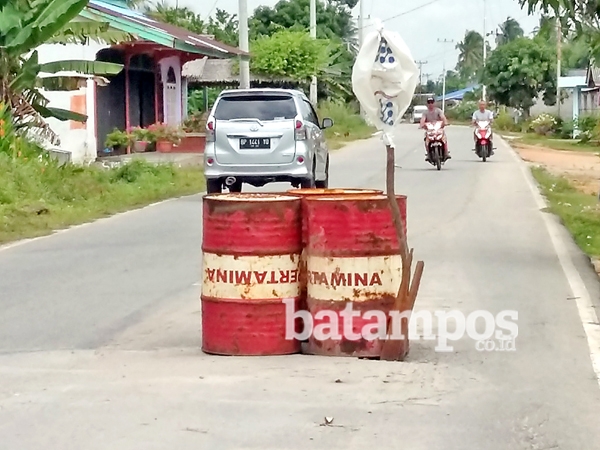 Warga Pasang Drum di Badan Jalan