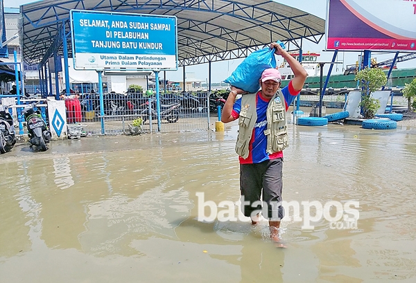 Banjir Rob Genangi Pelabuhan Domestik