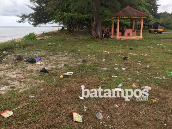 Sampah Berserakan di Pantai Batu Berdaun