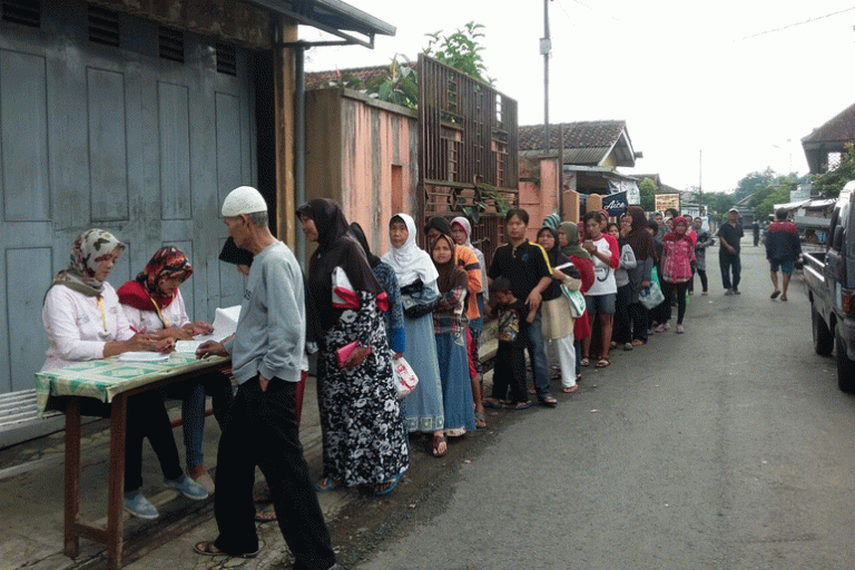 Puluhan Penerima Bantuan Pangan Non Tunai Protes