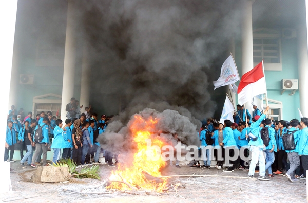 Demonstran Tuntut Rektor Mundur