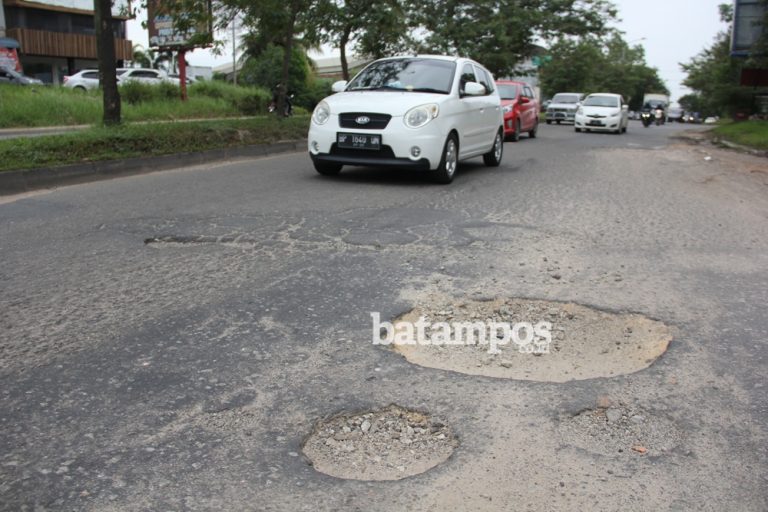 Lubang di Tengah Jalan Bahayakan Pengendara