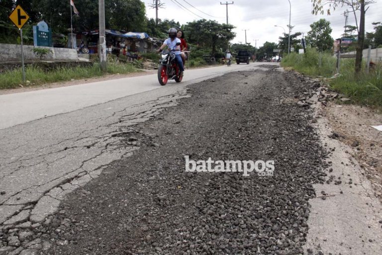 Sebabkan Jalan Rusak, Warga Hadang Kendaraan Proyek