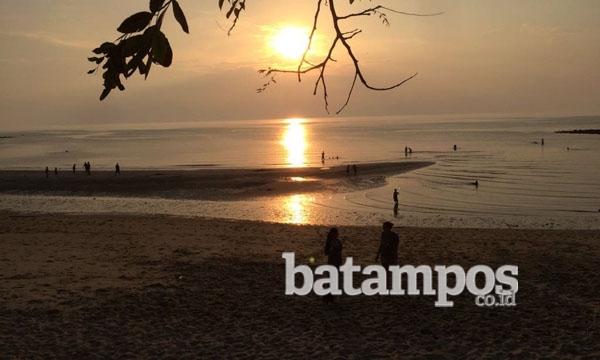 Warga Ramai Kunjungi Pantai Pelawan