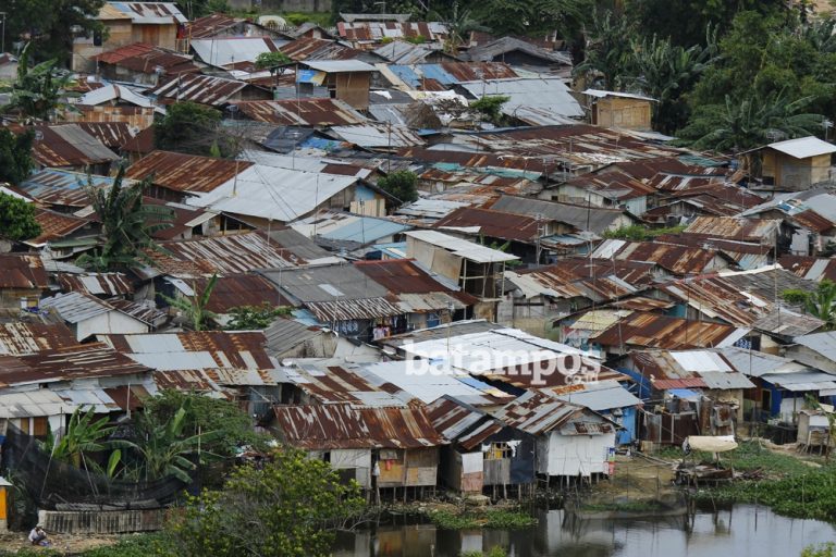 Warga Ruli Kampung Tua Sei Binti Bongkar Sendiri Bangunan