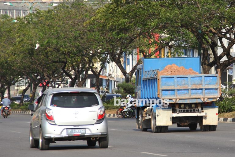 Perda Tak Jalan, Truk Tanah Bebas Beroperasi