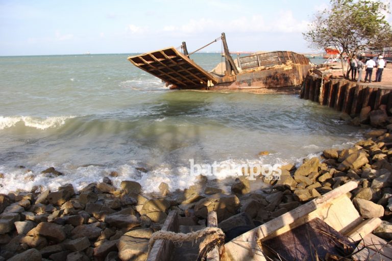Kapal Tongkang Bintan I Berhasil Di Evakuasi