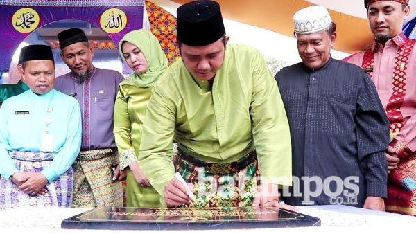 Masjid Bergaya Modern Ini Berlokasi di Kawasan Pantai Trikora