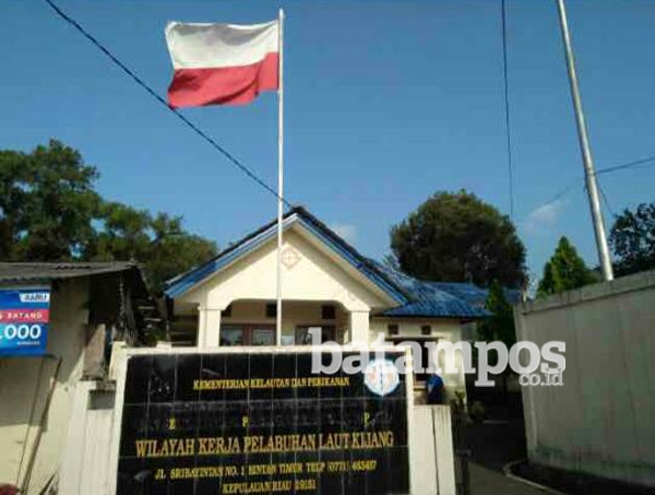 Kibarkan Bendera Terbalik, Petugas BKIPM Dihukum Push Up
