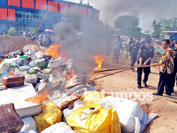 973 Unit Ponsel Selundupan Dibakar