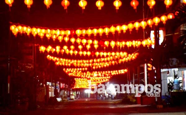 2.200 Lampion Terangi Jalan Sawang