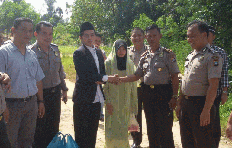 Pasangan Pembuang Bayi Menikah di Kantor Polisi