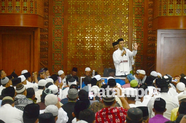 Ribuan Warga Salat Subuh di Masjid Baitul Makmur