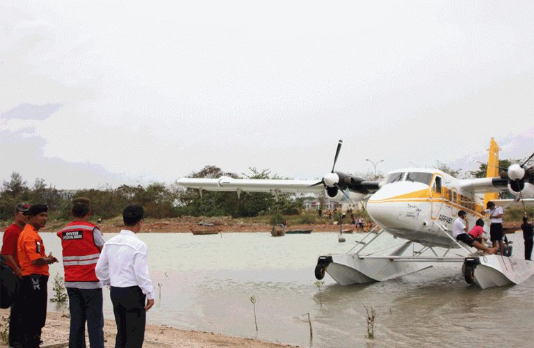 Hidrolik Roda Pendaratan Tak Berfungsi Airfast Mendarat di Pantai Ocarina