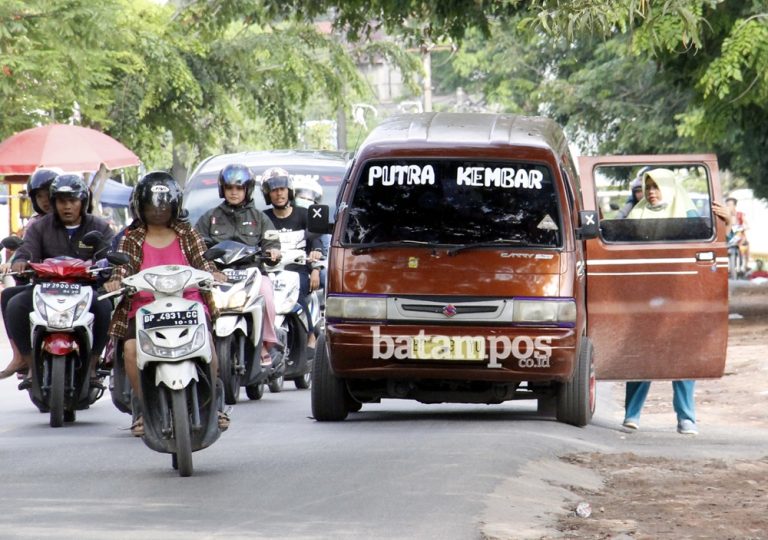 Angkot Berkaca Gelap Bebas Beroperasi di Batuaji