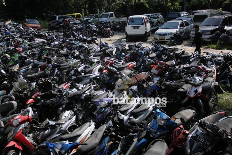 Penampakan Tumpukan Barang Bukti Laka Lantas di Polresta Barelang